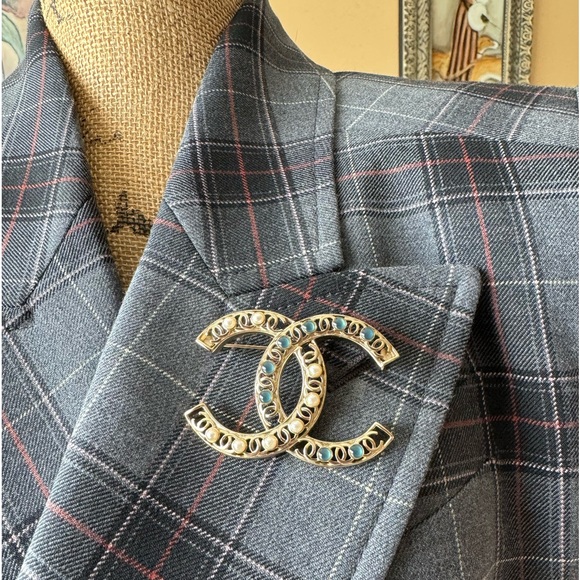 CHANEL Large CC White Pearl And Blue Enamel  Brooch - Picture 2 of 15